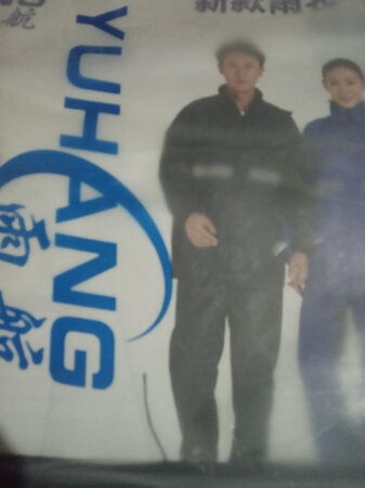 没有试穿，不知大小，天天晴天，也不知防雨效果。但愿耐用