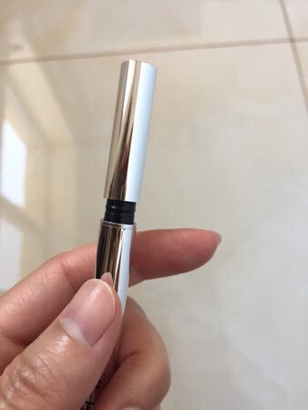 之前姐姐去泰国时给买过这个牌子的眼线用起来很好用，用完之后就来京东搜了一下还真的有，毫不犹豫的就下一单，用起来方便  绝对正品  这次用完还会来买的  美中不足的就是物流有点慢其他的都挺好的。