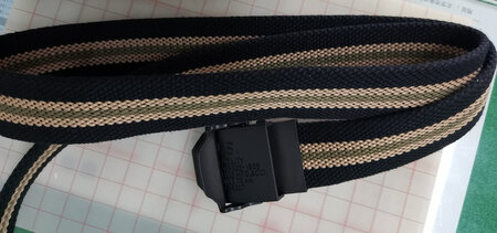 摸起来挺舒服，卡扣是金属的，很有分量，卡的很紧，打开也很方便，非常满意！