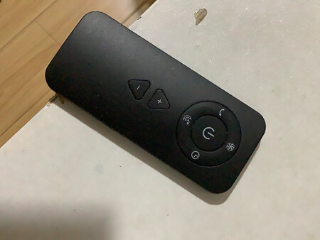 外观简洁，常用档比开风扇声音要大些。大部分功能调整都集中在遥控器上，机体本身的按钮就是开关和调大风量。风很柔和，3米左右还能明显感受到风。折叠起来体积比较小。整体大约两张a4纸大小。适合有小孩家庭，安全系数高。作为辅助纳凉设备推荐购买。
