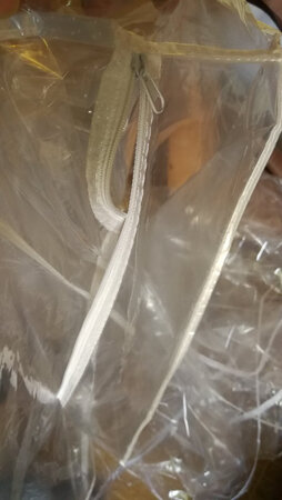 商品质量：很好，一软一硬，很合适，封边工整
配送服务：单有公司员工电话确认型号，以及告知物流配送时间，物流 送货上门，有提前预约
舒适程度：舒服
其他特色：包装很人性化，三层包装，外层耐磨蛇皮，四周厚纤维，四角独立泡沫，内塑料袋还有拉链方便拆卸和收纳（万一要搬迁什么的可以包一下）