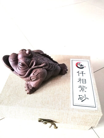 这款茶宠看到就心动了，关注了一阵儿忍不住买下了，拿到手果然沒失望，比想家的要大一些，把玩沉甸甸的，做工形象逼真口含铜钱，眼睛炯炯有神，后背两串铜钱，北斗七星图案，三足金蟾体形肥硕威武霸气值得拥有。