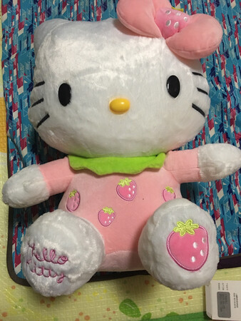 粉色草莓hello Kitty看着很漂亮，38厘米的看着比想象中要大，做工、质量外观看都挺好的，我家宝宝非常喜欢。活动价格买的也比较划算，一次买了三个，收到货每个娃娃都挺干净的，不过还是要给宝宝洗过再玩比较好，非常满意。