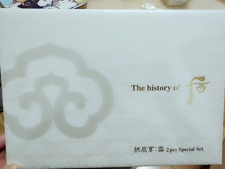 超爱超爱！确实是直接从韩国发来的，包装盒非常精美，瓶身也精致，今天去国贸看了是正品，但价格要高，呵呵……卖家好贴心还赠送了小样。值得点赞的更是她们家的客服，服务超级有耐心，不像别家问了半天读了也不吭声，所以决定以后所有护肤都认准她家了。
