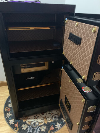 已经设置好啦，比较简单，扫码看说明书就可以轻松设置。保险柜重量非常重，有150斤，底部有轮子，方便移动。总体感觉非常不错，家庭使用空间大，公司使用也应该足够了。很满意的产品。