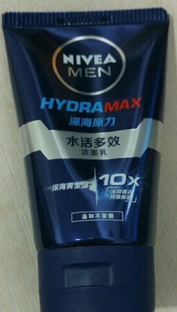 一直在用妮维雅牌子的男士洁面乳，温和不刺激，去油干爽。现在用的是妮维雅150g的洁面乳，这个应该跟以前的一样，在京东上买了很多次，自营的东西就是给力，正品有保障，物流速度杠杠的，双十一买的，价格比较劲爆，买东西上京东准没错，以后还会在这家店买，认准了！