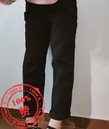 裤子收到了，速度还是挺快的。前天晚上下的单，今天下午就到了，裤子的质量还是不错的，材质很好，好像是棉的，很柔软，一点都不会觉得硬邦邦。而且裤子的长度以及大小都适中，非常合适。（）本人一米六五，买的m码，大家可以参考一下）版型也很好看，是直筒裤，如果把裤脚卷起来，以后会有点像萝卜裤。