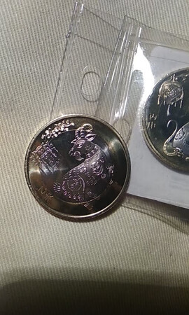 羊的是改版之后第一批发行的，价格高昂，但是也漂亮。