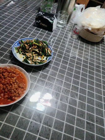 真的很实用耶，质量很好，铺上去整洁多了，也好打理，擦下就干干净净的了
清洁难易：特别容易清洁