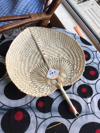 扇子是给老人买的， 很轻巧， 漂亮！ 质量也不错。