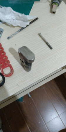 尺码刚刚好，换这个也就两分钟的事，缺点居然是正方形的，不是长方形的，上图吧，后来者注意，第一个是我原来的。
