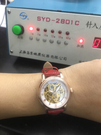 表收到了 物流很快 表很漂亮 还有小礼物 超级喜欢