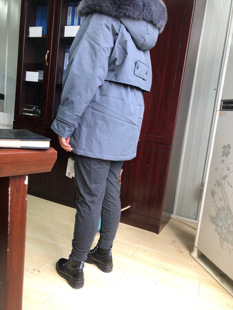 稍微一点色差，但是没影响，好看，做工也非常精致。上身效果非常好?很喜欢。后期在看下掉不掉毛，要是不掉毛就更好了。会给朋友推荐哦。