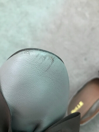 没穿几次鞋头就花了