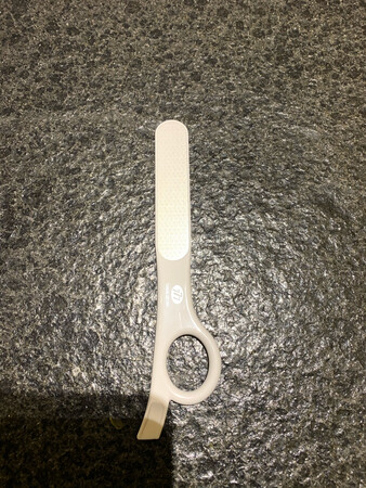 比想象中大了很多，不过很好用，两面粗糙度不同。但不是很明白那个小尾巴是干什么用的。