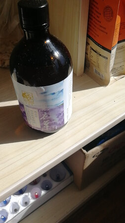 这款精油真的很棒  每次拔罐 刮痧的时候都会使用  味道淡淡的一种清香  500毫升用起来也不会太心疼  非常好 量大 这款精油没有太腻的感觉  拔完罐之后也可以使用  洗完澡之后也可以使用 非常实用  用途广泛  推荐大家购买 值得拥有 玻璃瓶子 防漏