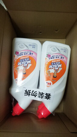 液体是透明的，状态是粘稠的，挤在马桶壁上挂壁明显，刷后马桶白又亮，微微84味，不是很呛
