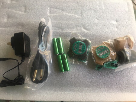 朋友推荐购买的，收到后给人的第一感觉就是正规大气。防水包装相当结实，开箱?和配件保卡无缺失，做工精美，各个器件BBS的logo相当醒目，安装也很简单，音效效果相当不错！