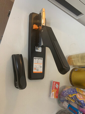 做工质感：东西很厚重、一看就是狠货
其他特色：试了试这个订厚的的册子狠轻便，不用是太大的力气、之前的小订书器淘汰啦，放在店里装订合同太合适了
尺寸大小：订书器比普通的订书器要大不少，要不怎么能性能强力呢
耐用度：这个还没有长时间使用，暂时不清楚耐用情况
手感：用料扎实，摸起来很高级非常好，推荐使用，下次还会继续购买