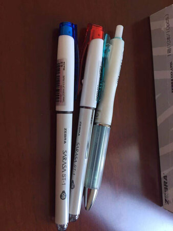 老公喜欢用斑马牌的中性笔，自从朋友送了一支以后就认准??牌子的笔了，特别给我说非常好写，按动的款握感很出色，书写流畅而且不晕染，虽然单位也派发文具，还是特意要让我给他买斑马的笔，还说要我也试试，推荐，就是有点小贵。