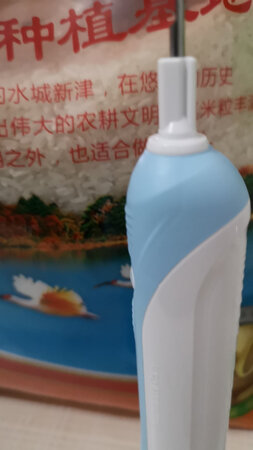 和图片有差距啊，快递纸盒包装已经破了，里面盒子也变形了一个，压坏了，而且盒子有点脏，材料也有点软。