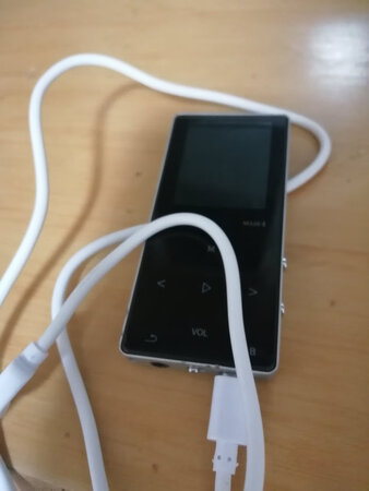 好用，续航久，会有点电流声音，骑车摔了还可以用
