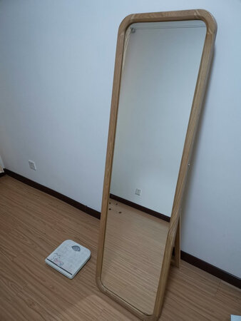 外观样式：没得说，外观百搭，中式，简约，田园随你心意，就像一个摆件。
成像效果：明明能靠颜值取胜的物品，奈何要靠实力取胜，玻璃成像效果真的不错，无坏点，也不会帮人照成哈哈镜的效果。
适用空间：全身镜嘛，商店，服装店，其他服务类的场所都可以按需购置，上面说了，外观百搭，家里装修环境只要不是太欧式的，这款镜子都可以融入装修风格。
尺寸大小：我买的是小尺寸的，160*45cm，买之前，其实是纠结过得，我家先生高185，又是微胖型，不晓得成像能不能全，思考再三，奈何开始预算就有限，还是买个小尺寸的，没想到到货后，不存在的，老公的依然可以照全身，对这款镜子赞不绝口。
其他特色：小小物件，重达20几斤，偶尔挪动还怪费力气的。边框是全实木的，我也不会太分辨，但木质手感不错，最重要是，无异味，无异味，无异味，重要的事情说三遍。买来直接就放客厅了，根本就没有散味这一说。
说真的，上面也说过，预算有限，本来没想买这么好的镜子的，因为家里有了一个全身镜，这个镜子买的是放在老家的，偶尔回去住用的。一开始只想买个粘贴式糊弄过去，偶然机会，看到京东推送的物品中，有这款镜子，瞬间就被种草了。好了，字数限制，拜拜