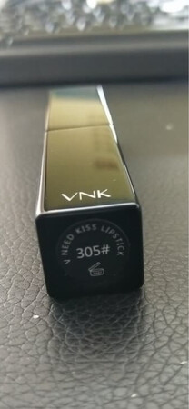 颜色挺漂亮的，我是看同事买的觉得颜色挺好看才买的，涂上挺滋润的，不干，也挺持久的，我是黄皮肤，不化妆稍微涂点也觉得气色挺好的，涂淡淡真的是很自然。反正就是物美价廉，我还给了我的朋友买了两支，好东西就要分享。