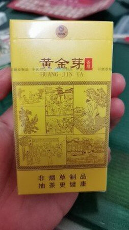 宝贝收到了，包装很精致，迫不及待打开一盒淡淡的茶香味很好闻，抽起来味道也不错，还不伤身体，是非常好的香烟替代品，以后就抽它了。