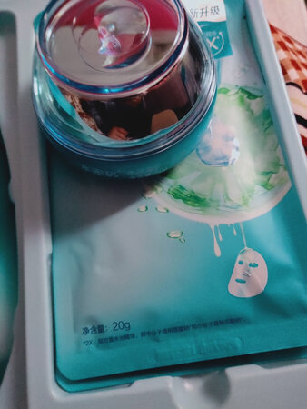 味道很好闻  清香淡雅 是我喜欢的味道  用了感觉补水效果也挺好的  物美价廉 值得购买
