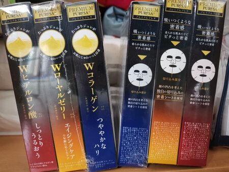 面膜打开袋子之后一定会对它超级多的精华液惊喜到！刚打开的时候面膜纸都看不到，埋没在了精华里面了，精华不是液体而是满满的啫喱美容液，如果冻般晶莹剔透。没有流动性，颜色类似糖浆，但是很好推开，延展性不错，很像是涂抹型面膜质地。精华液比日本minon面膜的还要多，也是那么稠稠的，用手摸过，手上会沾满。这款除了一股淡淡的中草药味之外就没有过多的味道了，也有点像凉茶的味道，很好闻，感觉很健康！