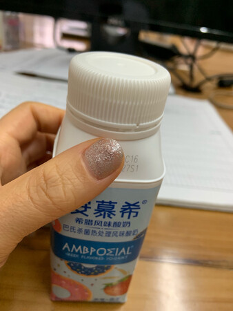 请忽略我难看的手指……这款指甲油??真的不错，颜色，气味什么的都还好