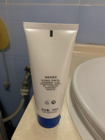 之前给女儿买了片仔癀珍珠膏，青春期痘痘有所改善，但发现还是需要长期的清洁护理，于是又选择了这款专门用于祛痘的洗面奶。包装及外观看起来是比较简单，没有国际大牌的大气，但从性价比来说还是比较高的，希望女儿能坚持使用，能够更好的改善青春期痘痘肌肤。