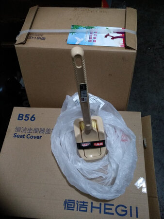东西收到，质量挺好，快递小弟服务超好，昨天送来我不在家，今天特地打电话等着我回家送过来??????