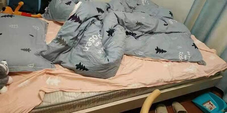 床单太小了