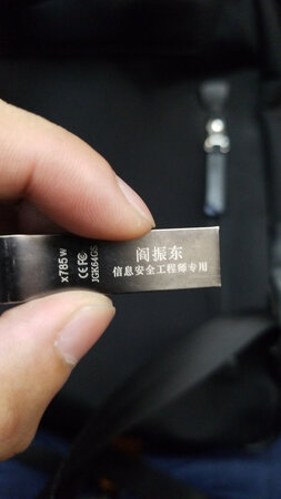 外观材质：金属才子非常好，还很漂亮
便携性能：小巧好用
传输速度：读写速度快