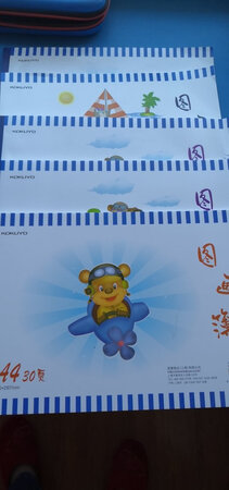 产品质感：纸张很好，厚薄适中
厚薄程度：一本有三十页，很厚一本
尺寸大小：A4图画本，二百一十厘米乘以二百九十七厘米的尺寸
产品设计：封面简洁，本子厚薄适中，纸张厚度也刚好
其他特色：家里有个爱画画的，以前都是那工作用过的单面纸给他画，画完扔的到处都是，也不利于保存，在文具店买图画本又好薄一本，一下就画完了，太不禁用，后来就在京东上找厚点的本子，三十页五十页的一本的这种，京东价格便宜，多买还有优惠，这回孩子可以好好画了，花完也好收藏。