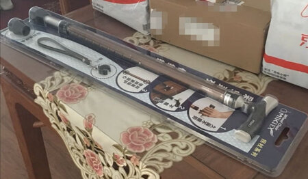 手杖已经收到了，包装不错，安全送达。老爸拍了照片，说质量不错。他身材魁梧，用这款加粗的没问题，原本还担心手杖不够结实的。和他视频里看了看，看着不错，他自己也说挺好的，结实，防滑，调节方便，颜色也不错。爸爸说，这种质量的，可以一
直用下去了。还有一款手柄为木制的，想着手感应该会比这款舒服，但想着防滑效果应该会差些的，价钱也是这款便宜些，性价比不错，值得推荐。