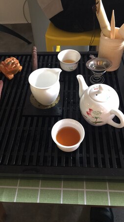 必须给快递点个赞，物流体验度非常满意。收到茶具后很满意，杯子很好看，热水壶也不错，自动加水功能棒棒哒，茶宠也很赞，赠送的茶道六君子，头一次了解，涨了知识，邀朋友来家里，畅谈一番，泡了一壶茶招待，心情美美哒，给朋友~一番，朋友说回去也买一套