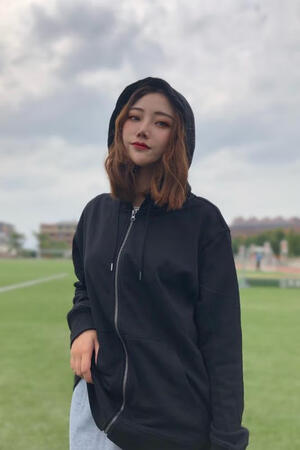 买的帽衫收到了，质量真的非常好，很满意非常喜欢，女孩子穿也完全ok  ，上身效果很好很舒服，薄厚适中，尺码标准