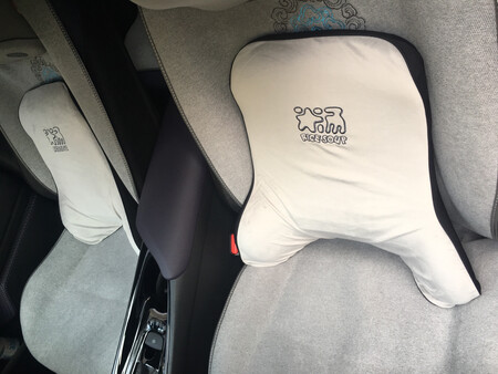 爱车屋这个牌子的汽车用品是第一次接触，以前在别人的车子上还没有遇到过这么舒服的靠枕。靠枕是后来买的，一开始买的是头枕，用了一段时间后发现，如果没有靠枕，只有头枕，腰部会不舒服，压力比较大，所以就买了这款靠腰，包裹性不错，面料有点绒绒的质感，冬天很舒服，很暖和，不知道夏天会怎样，装上靠腰后座椅要向后调节，要不然身体就太靠前了。