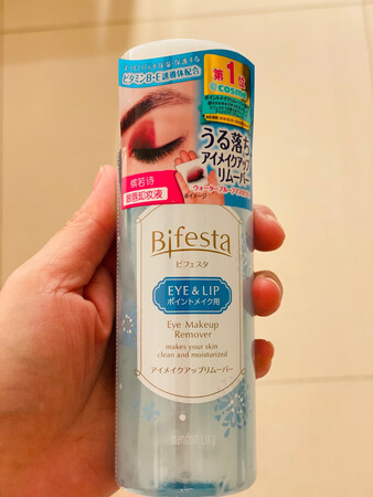 一直用这牌子的卸妆水来做眼部卸妆，卸得比较干净。防水的睫毛膏需要浸润一下再擦，效果更好些。