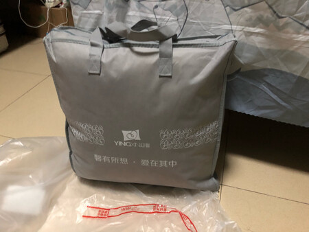 包装很好，味道的话就跟评论里面大家说的那些差不多，应该就是卖家说的棉花味，确实找到三四个小黑点的东西，不妨碍什么，昨晚刚刚拿来垫了，感觉一般般，真的不是很暖，不是那种一躺上去一会，就感觉后背热或者暖的，按道理这种天气也不是很冷，所以我觉得质量一般般，感觉不是百分百纯棉，反正跟家里面比真的差很多，但是这样也可以接受，反正大家期望不要太高，其他方面没什么问题。