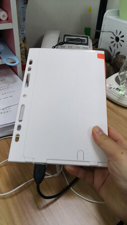 产品质感：还行
厚薄程度：一般
尺寸大小：适合
其他特色：就是没有充电线和充电宝看起来有点粗糙