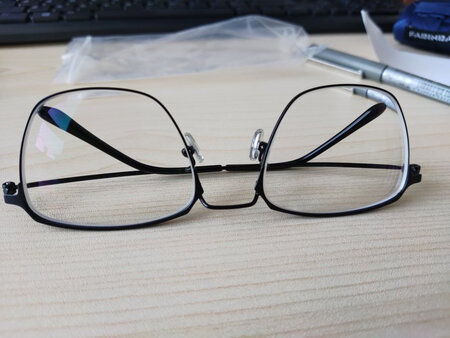 速度挺快的，同样的度数，戴上感觉和原来眼镜不一样，不知道是为啥
