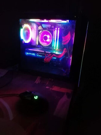 GTX 16系列显卡和RTX 20系列显卡最大的区别就是精简了光追核心（RT Cores）和张量核心（Tensor Cores），但依然采用图灵核心的SM架构以及12** FFN工艺，目前推出的GTX 16系列显卡包括GTX 1660 Ti和GTX 1660显卡，这两张显卡均是主打1000元到2000元价位的甜点级显卡，在价格和性能上相信都能让大部分玩家满意，而在这两张显卡之下还有着一张GTX 1650显卡，显然是主打入门级游戏显卡
