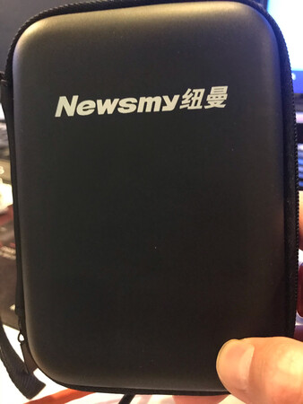 外观材质：硬，很好，就是有点滑。。
体积容量：适合希捷4t硬盘使用，刚刚好放进去
传输速度：无。。
使用场景：办公室，装硬盘用。。。
其他特色：很硬，很好的保护硬盘，价格便宜，性价比超高，很好很好。。。。。。。