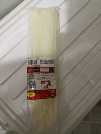 材质工艺：看起来还行，一般般。
功能设计：和普通的一样没有突出优点。
操作控制：还行吧。套进去就行了。
外形外观：还行吧，黑色的好一点，白色容易脏。
其他特色：容易断裂，太细了，不能绑扎重的，受力的东西。
