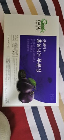 正官庄西梅是新出的，原来想买石榴的，不过我是很容易上火的体质，有红参精华，我也没买，最近新出了这个西梅的，因为我看到说可以改善便秘，作为一个便秘N年的人来说，很心动啊，本身西梅就比较润肠一点，抱着试试看，就买了免税店一盒30条，3小盒，每盒有10条，可以直接吃，也可以泡水，我直接吃，感觉太浓厚了，改善便秘的话还是有点效果的，吃了一周了，有所改善，这个还说也是有红参精华在里面，什么美容减肥啦，也不指望啊，能改善便秘就OK了