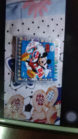 做工质感：做工质感好，手感不错，感觉适合孩子的手学习绘画。
尺寸大小：尺寸正好合适，能给孩子一个良好的手感，不会有尺寸误差
便携性能：方便携带，有盒子装这套彩笔，能够卡住彩笔，不会掉落，也不会开盖
手感：使用起来手感好，能给孩子绘画带来灵感，使用时间久了也不会疲劳
其他特色：产品颜色艳丽，能够吸引孩子使用，不会有审美疲劳